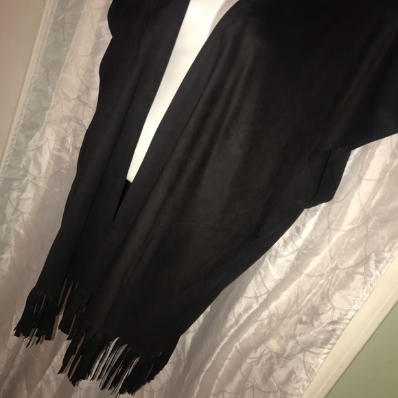 ⬇️Cupio Black faux suede fringe trim vest - Picture 2 of 6